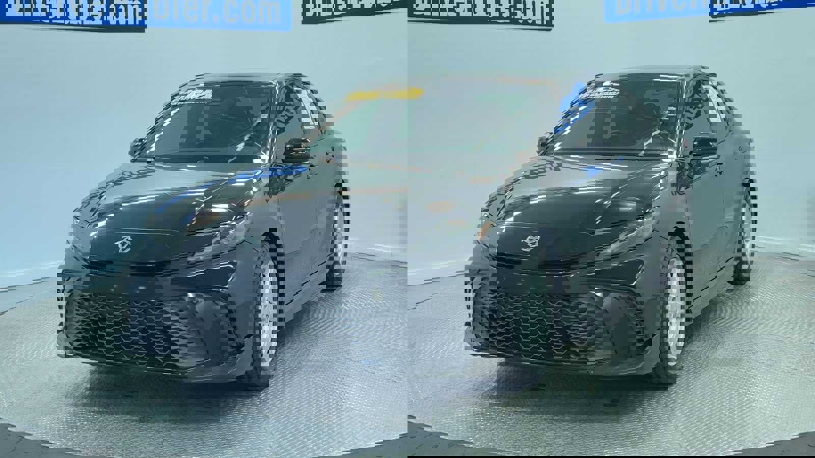 Used 2025 Toyota Camry SE w/ Convenience Package image 3