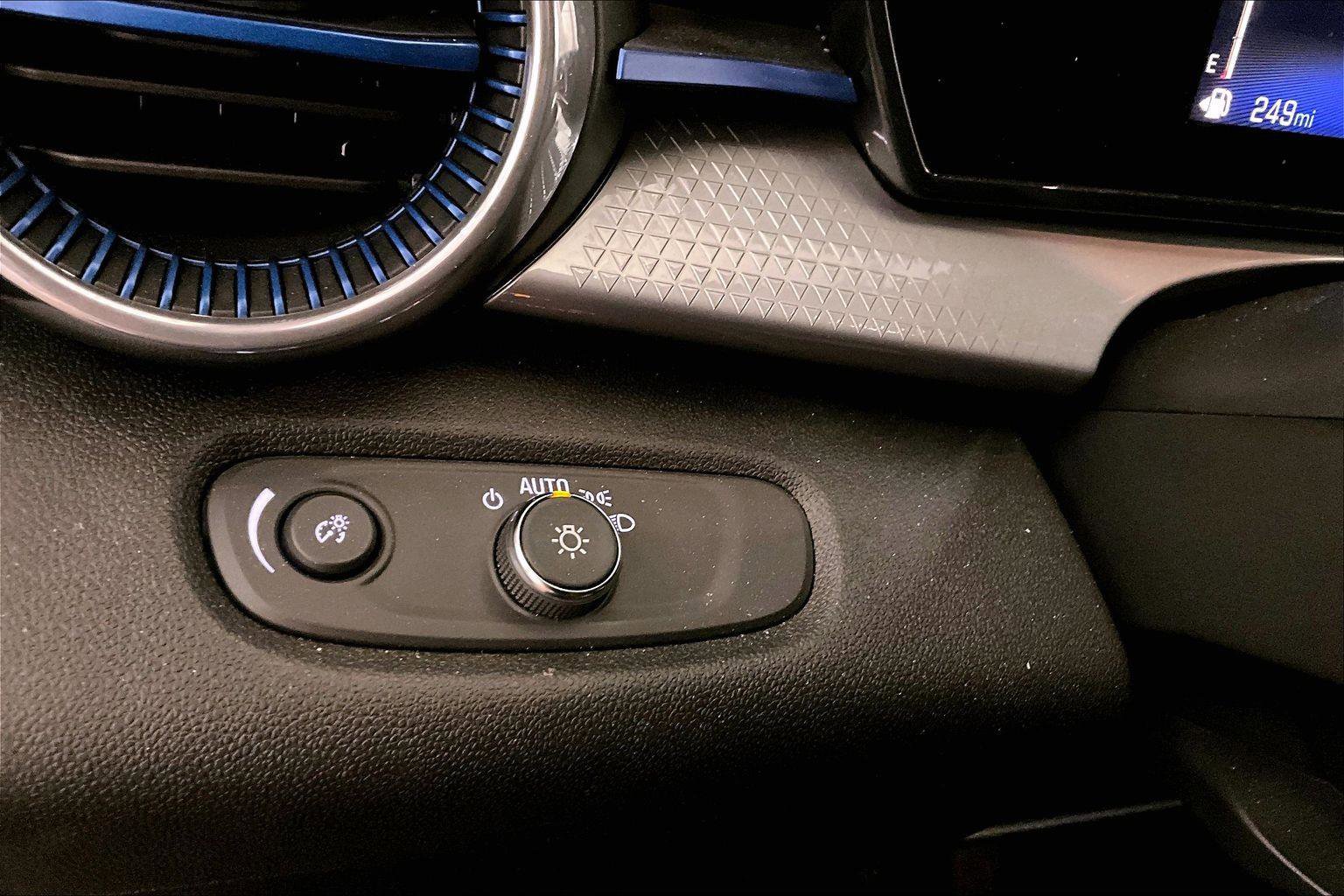 Used 2025 Chevrolet Trax LT w/ LT Convenience Package image 30