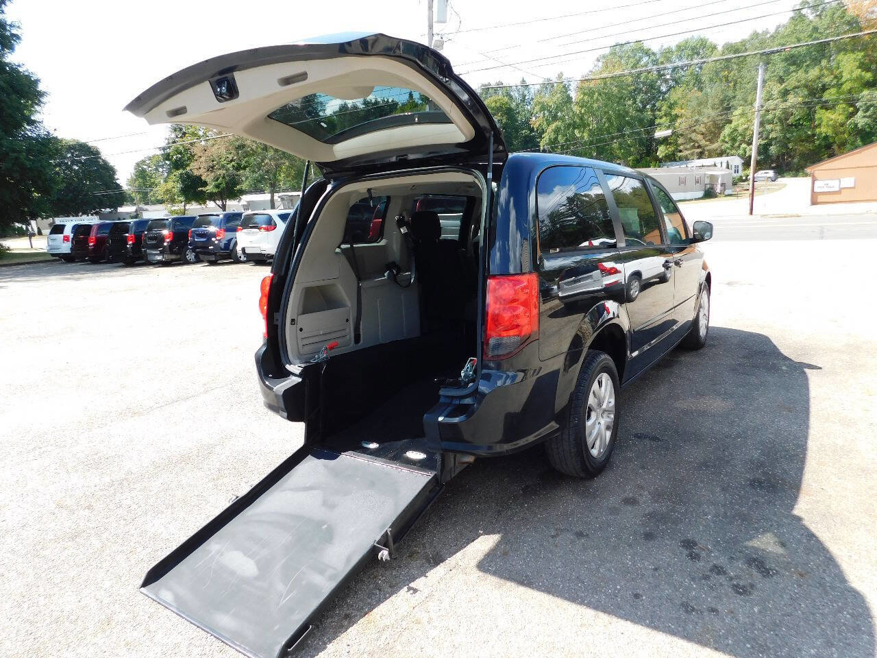 Used 2017 Dodge Grand Caravan SE image 1