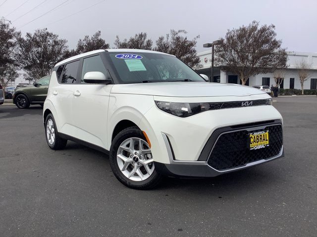 Used 2024 Kia Soul LX w/ Option Group 015 FWD image 2