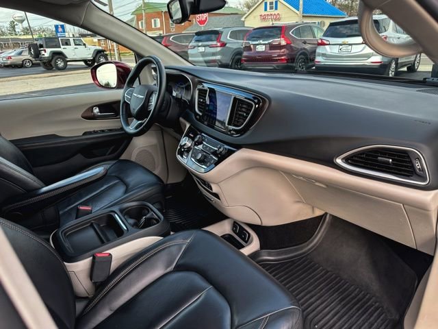 Used 2017 Chrysler Pacifica Touring-L image 24