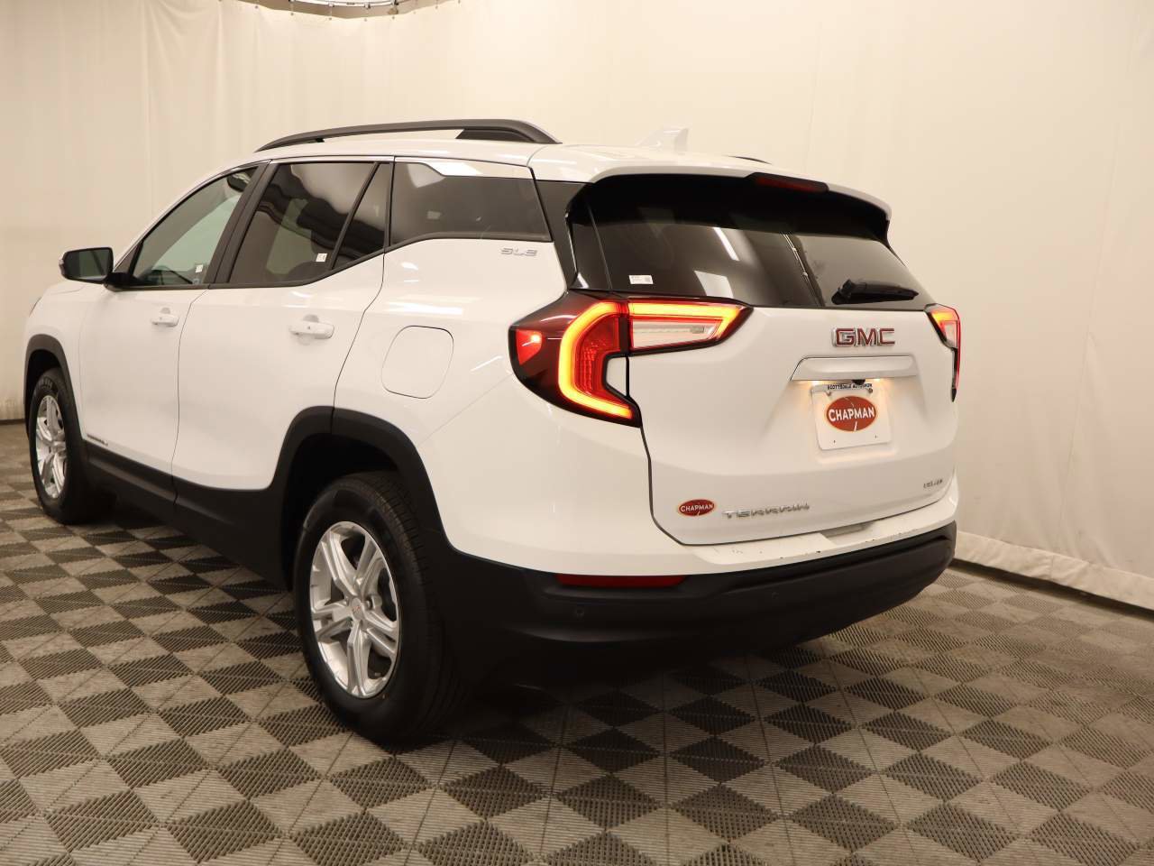 Used 2023 GMC Terrain SLE w/ Driver Convenience Package image 3