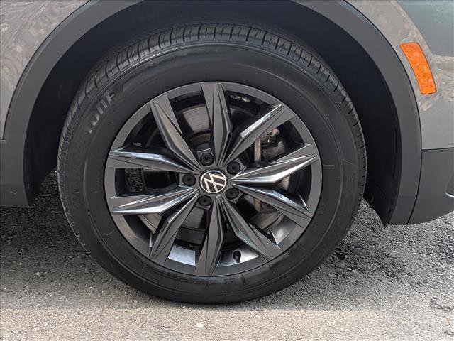 Used 2023 Volkswagen Tiguan SE w/ Panoramic Sunroof Package FWD image 7
