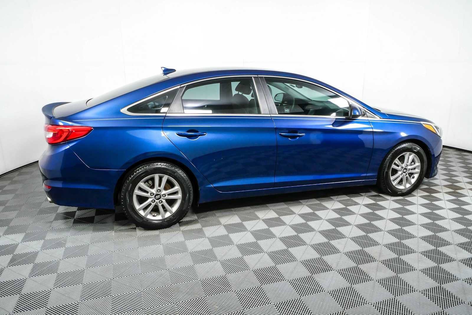 Used 2017 Hyundai Sonata SE FWD image 2