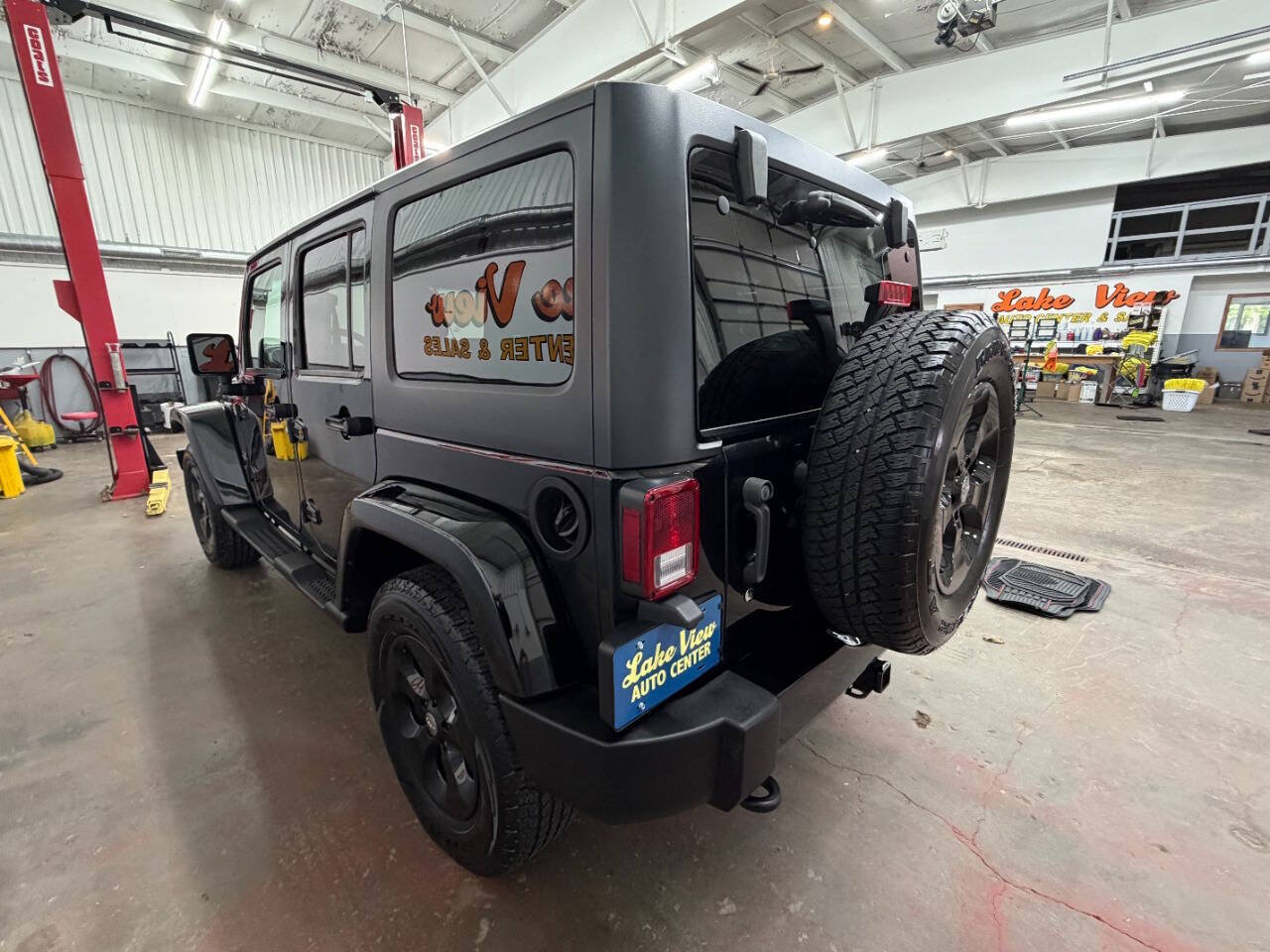 Used 2017 Jeep Wrangler Unlimited Sahara w/ Max Tow Package AWD/4WD image 5
