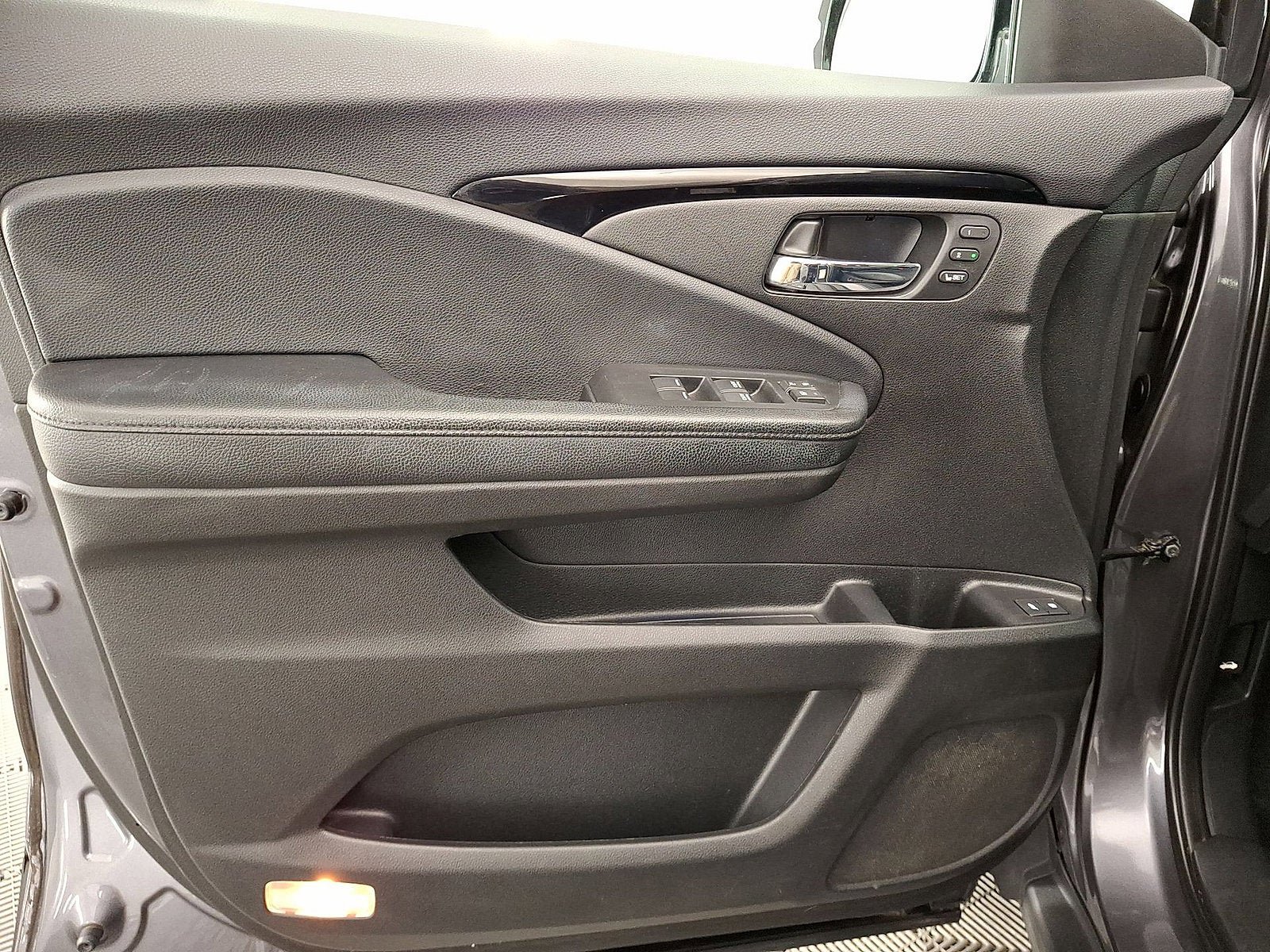 Used 2018 Honda Pilot Touring image 10