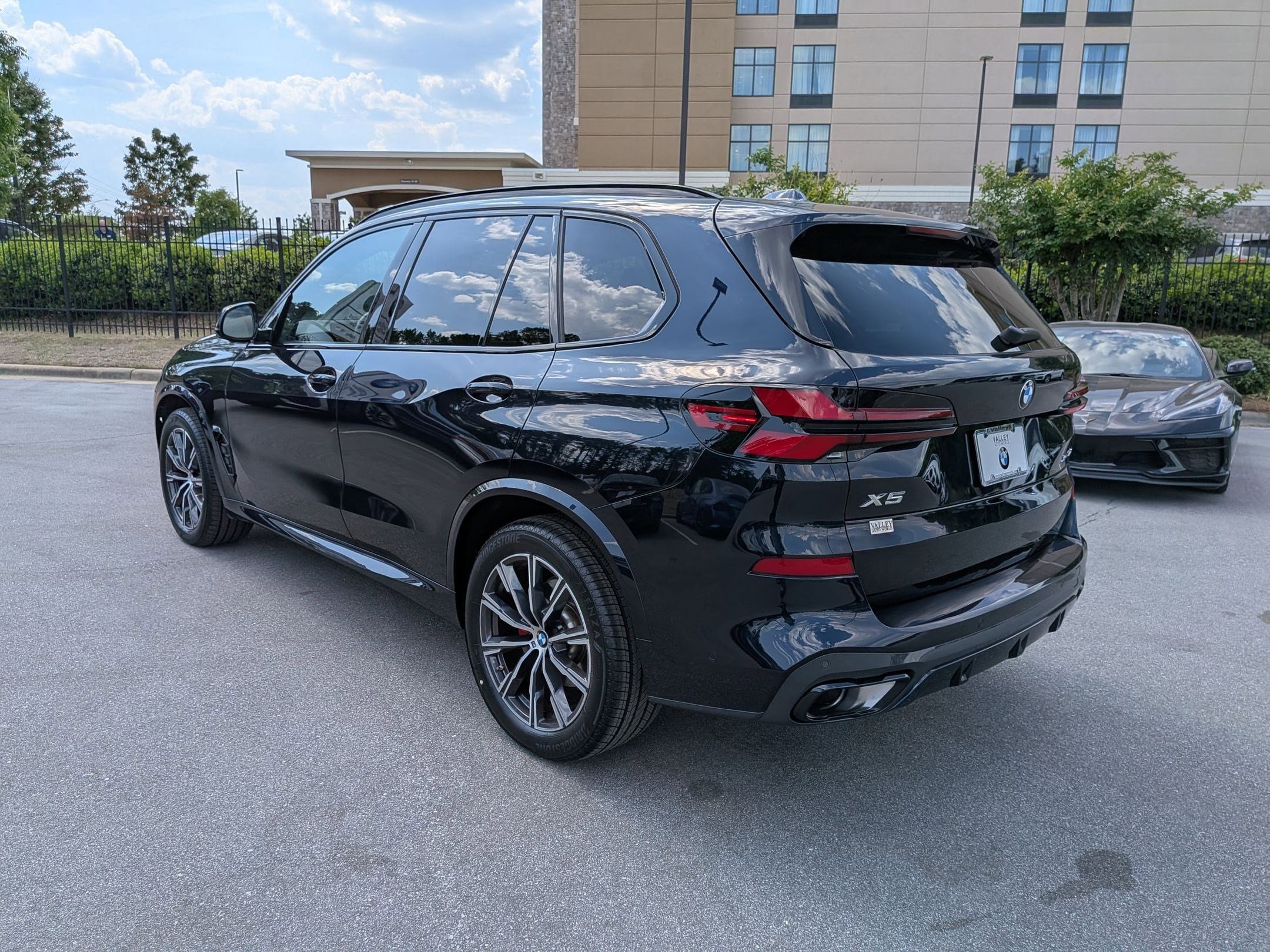 Certified 2025 BMW X5 xDrive40i w/ M Sport Package AWD/4WD image 5