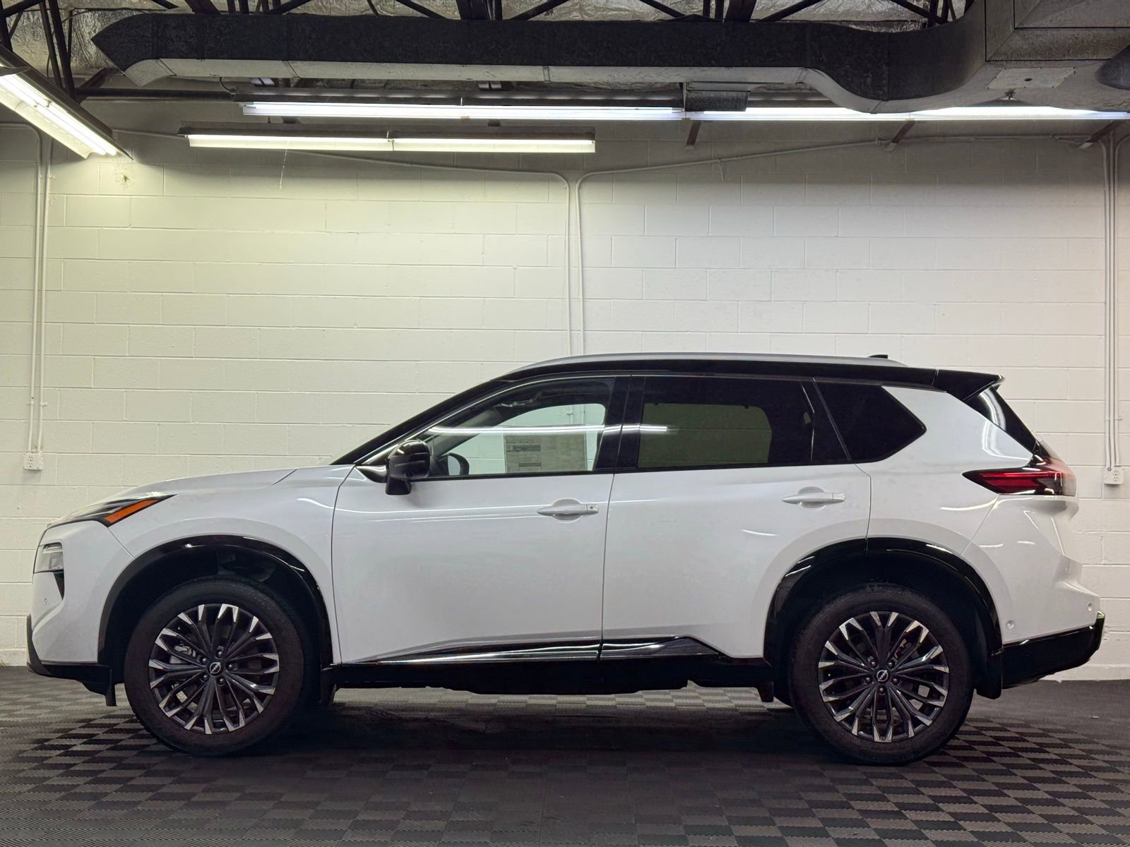 New 2025 Nissan Rogue Platinum w/ Tech Package image 3