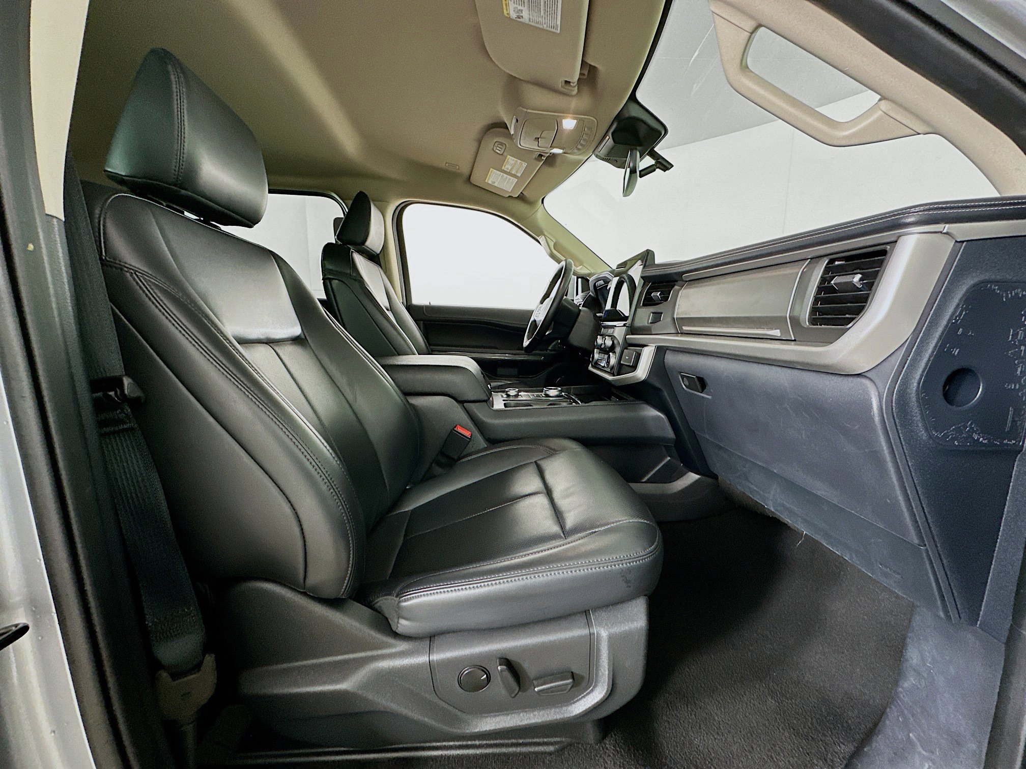 Used 2024 Ford Expedition XLT image 33