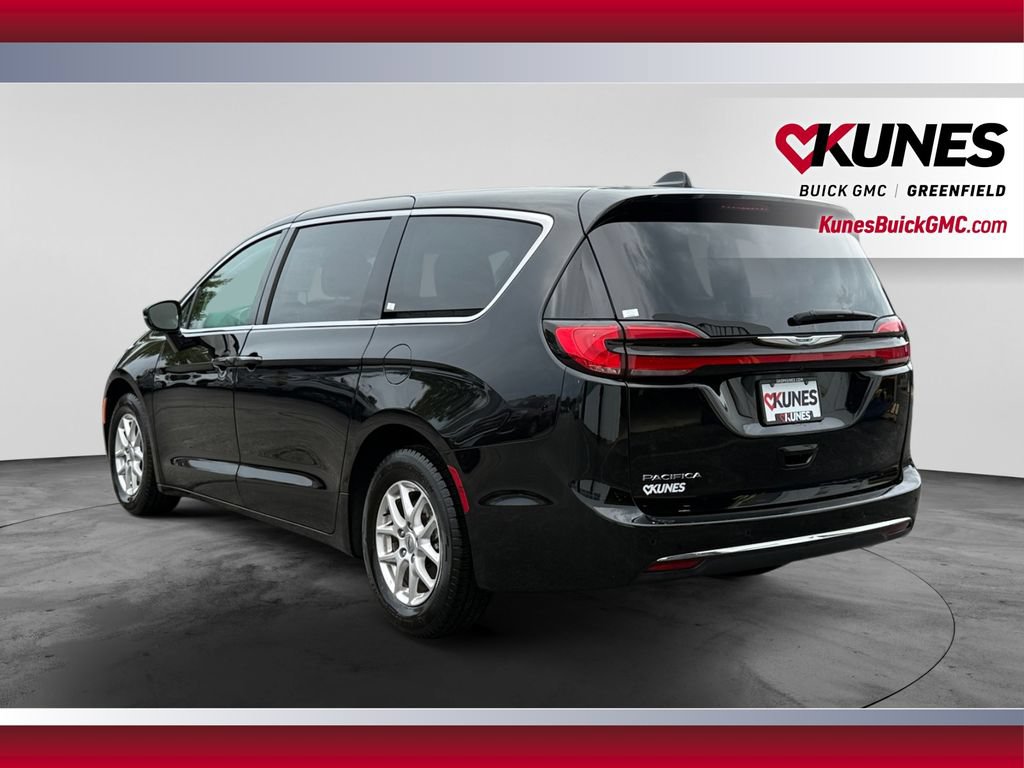 Used 2024 Chrysler Pacifica Touring-L FWD image 8
