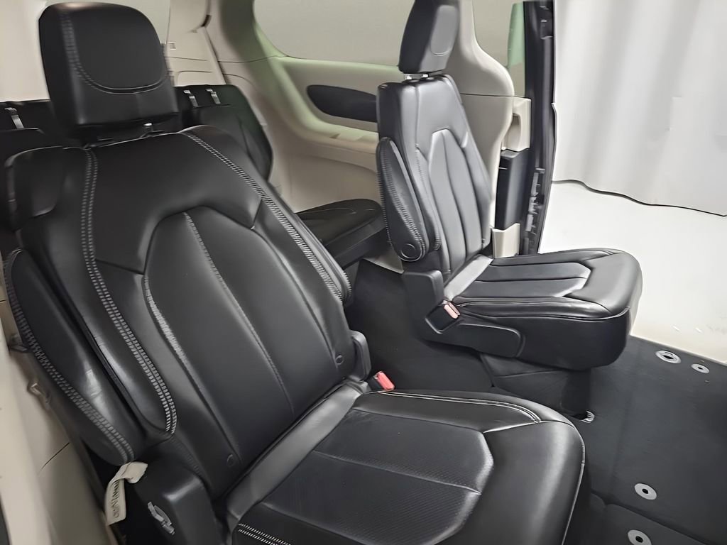 Used 2023 Chrysler Pacifica Touring-L image 19