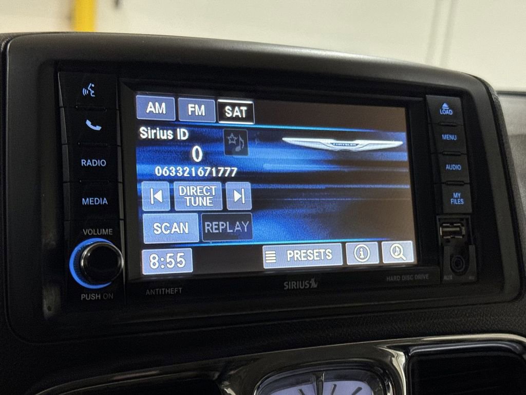 Used 2015 Chrysler Town & Country Touring image 14