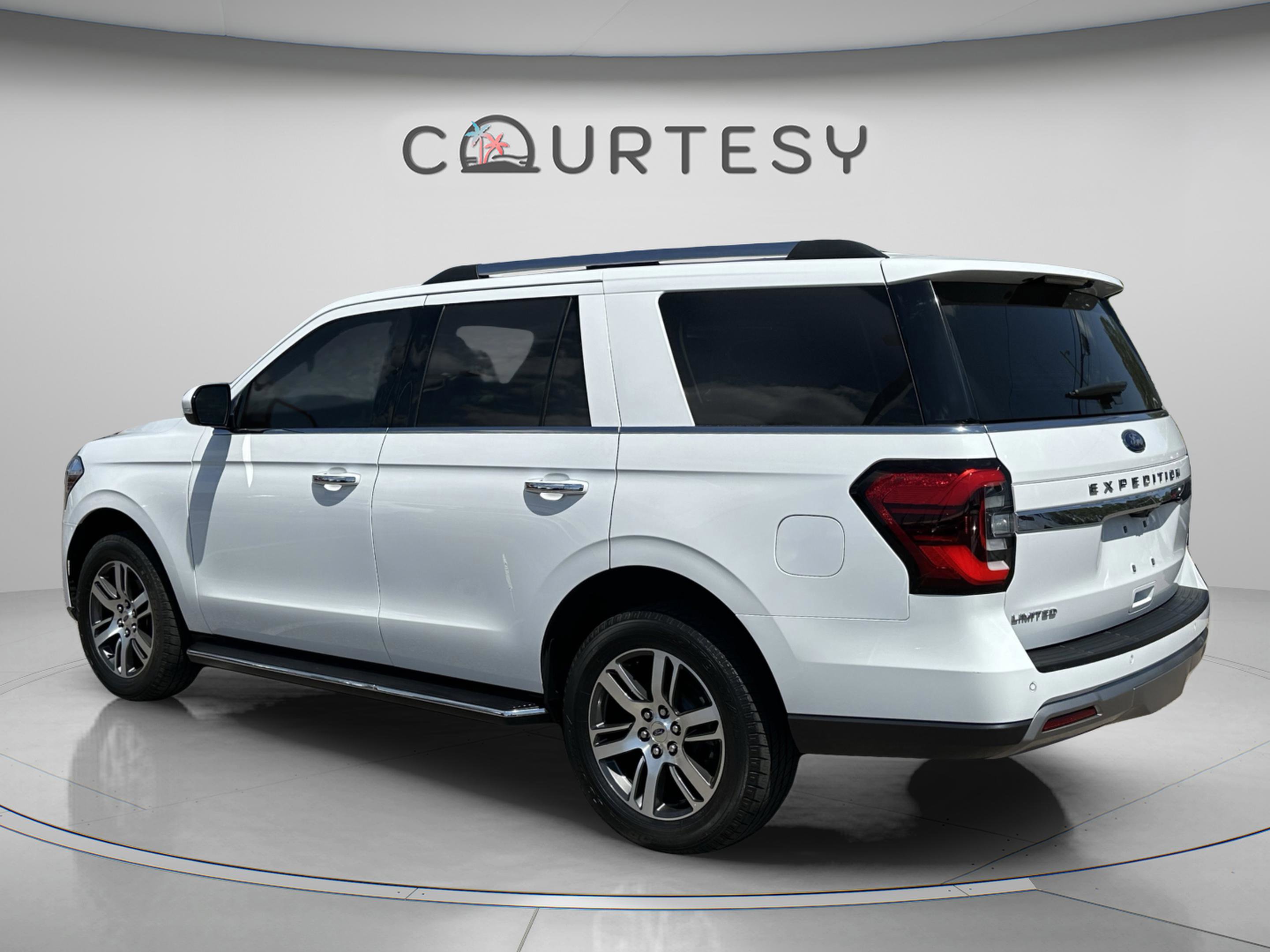 Used 2022 Ford Expedition Limited RWD image 3