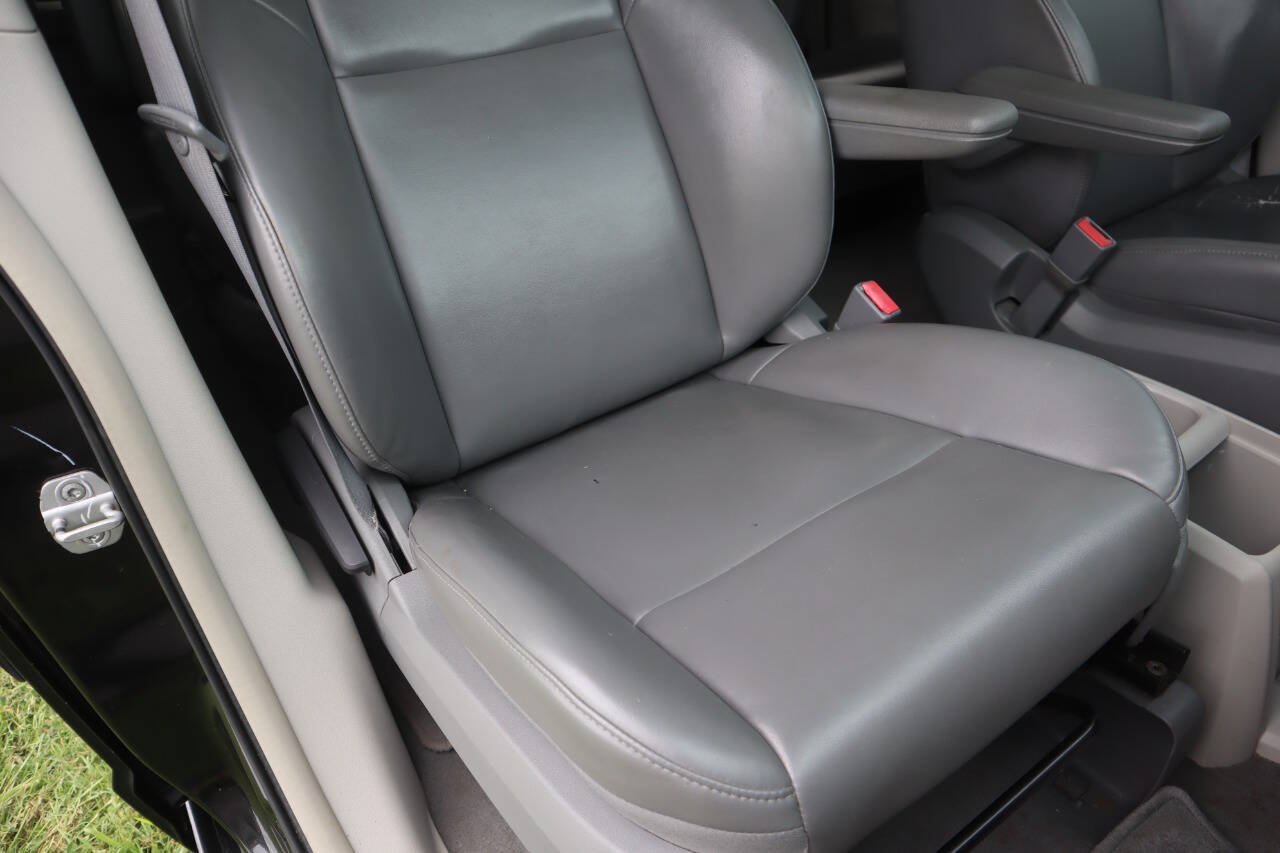 Used 2010 Volkswagen Routan SE FWD image 12