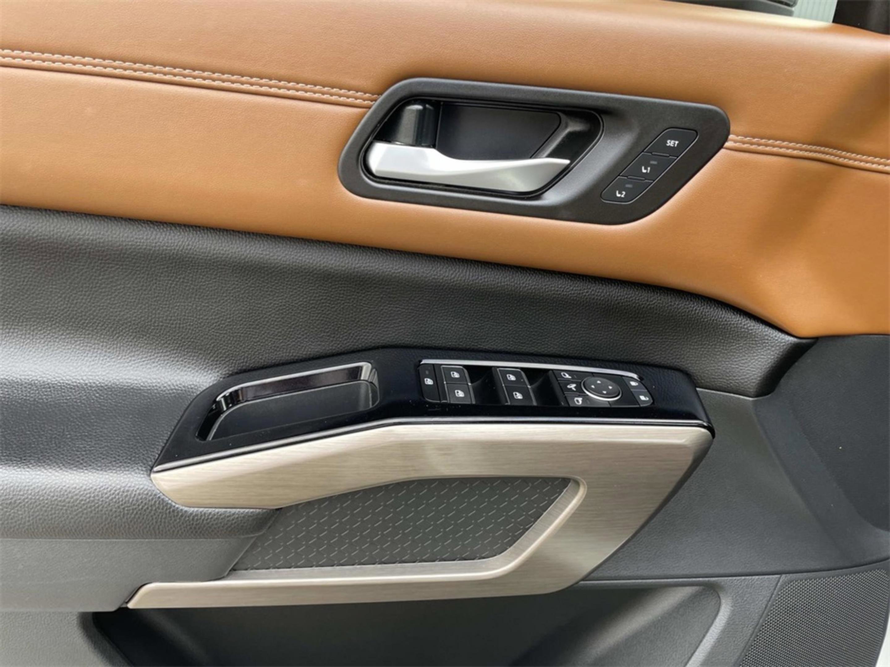 Used 2024 Nissan Pathfinder Platinum w/ Cargo Package image 27