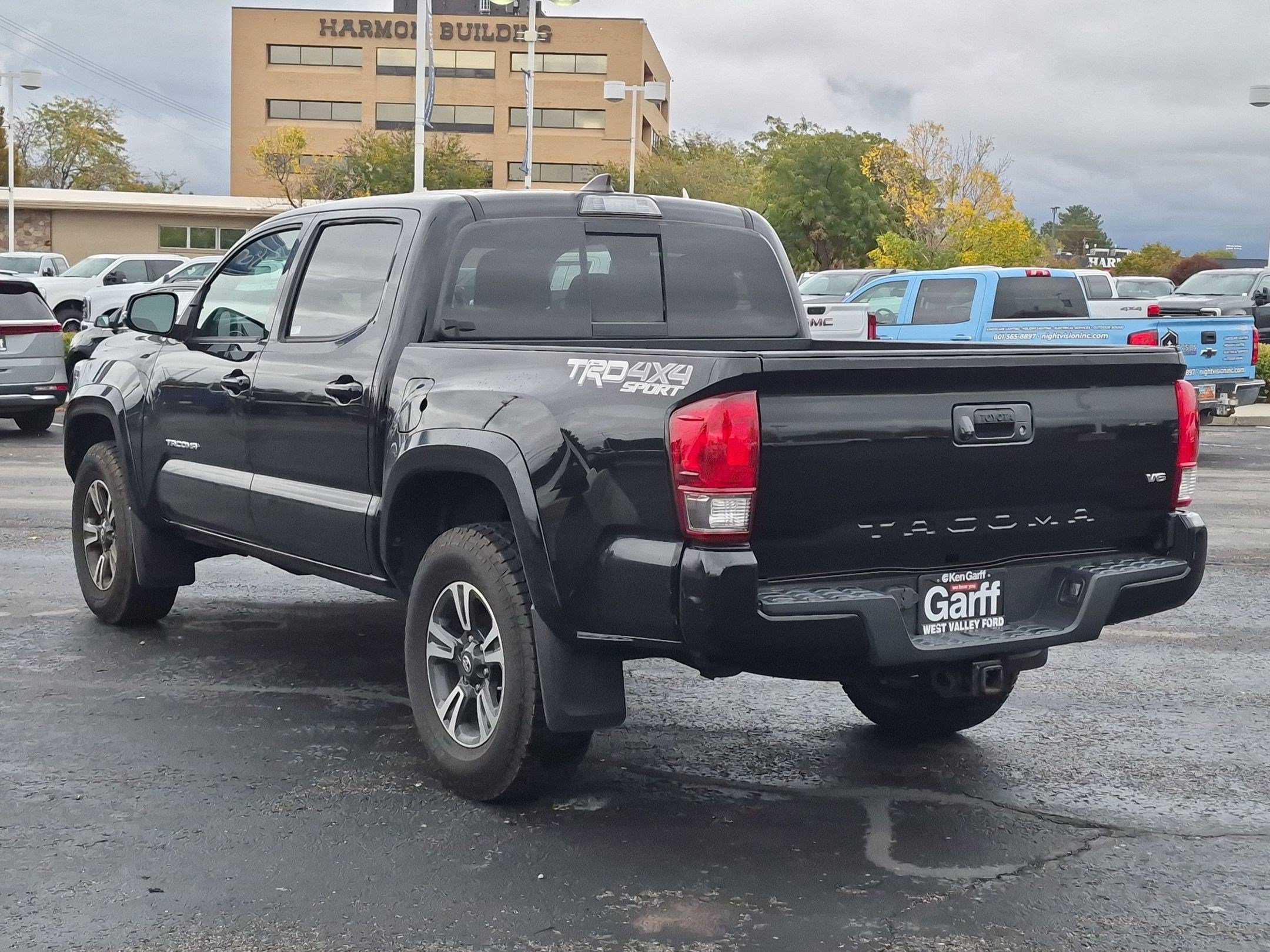 Used 2017 Toyota Tacoma TRD Sport w/ Tow Package (A/T) AWD/4WD image 8