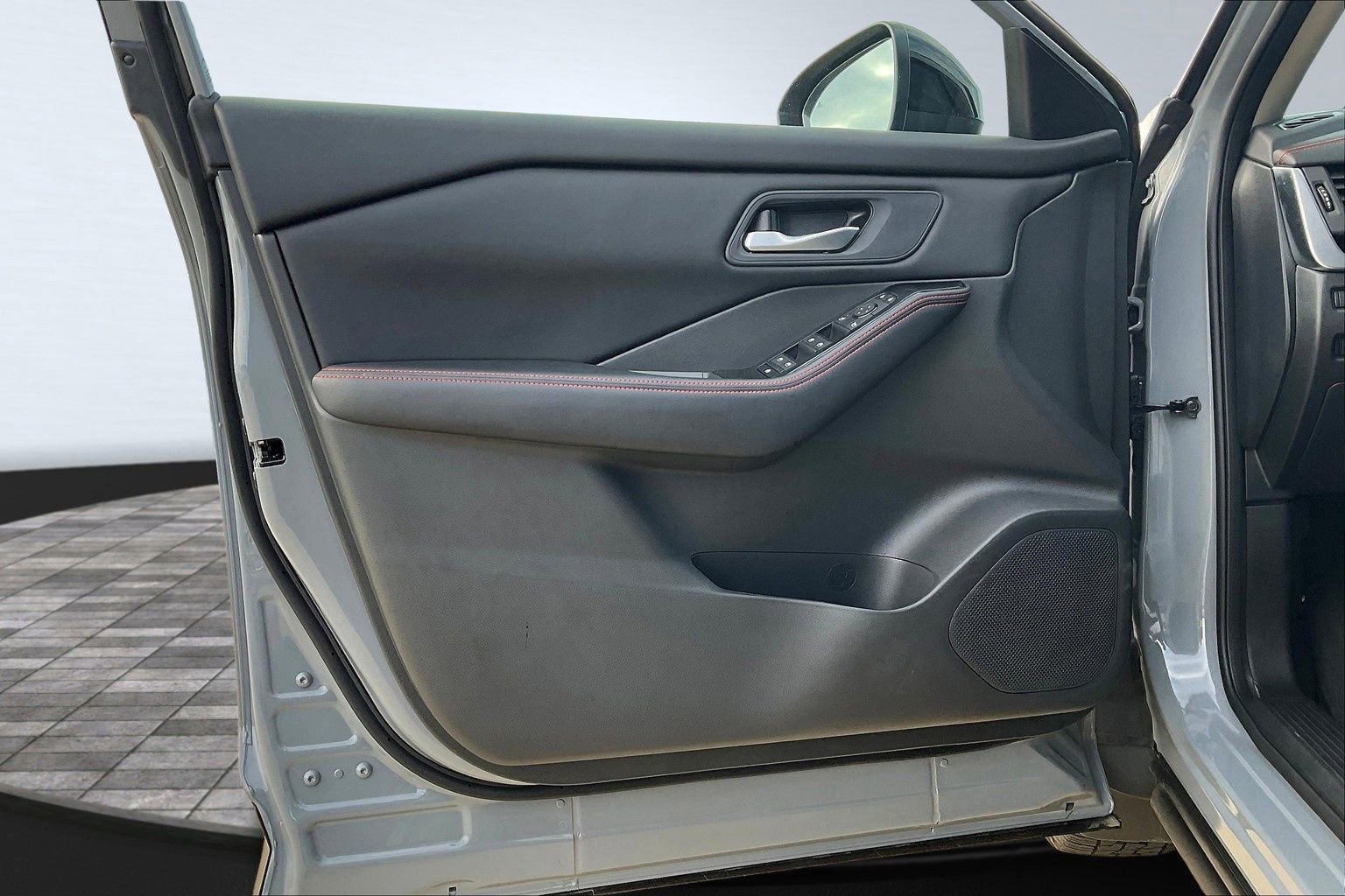 Certified 2025 Nissan Rogue SV image 29