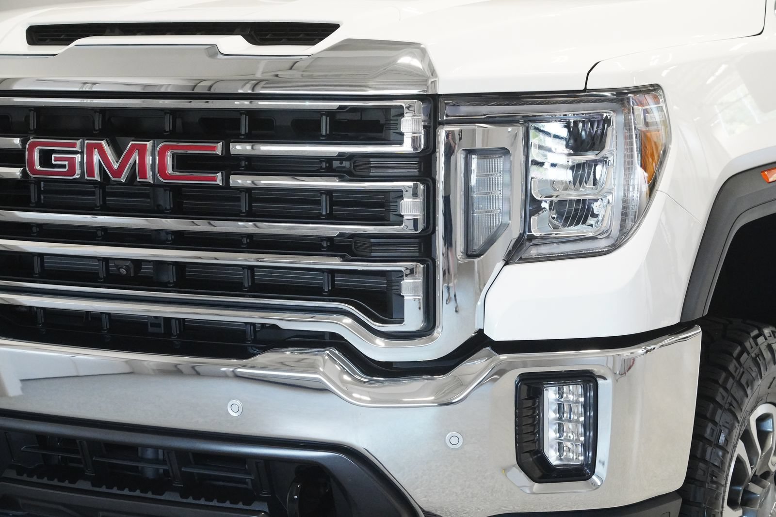 Used 2023 GMC Sierra 2500 SLT w/ SLT Preferred Package AWD/4WD image 6