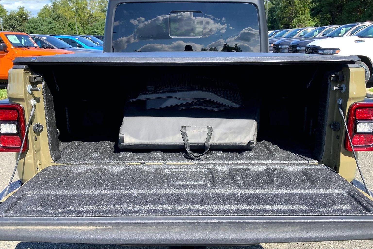 Certified 2025 Jeep Gladiator Sport AWD/4WD image 30