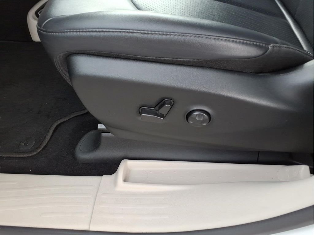 Used 2024 Chrysler Pacifica Touring-L FWD image 17