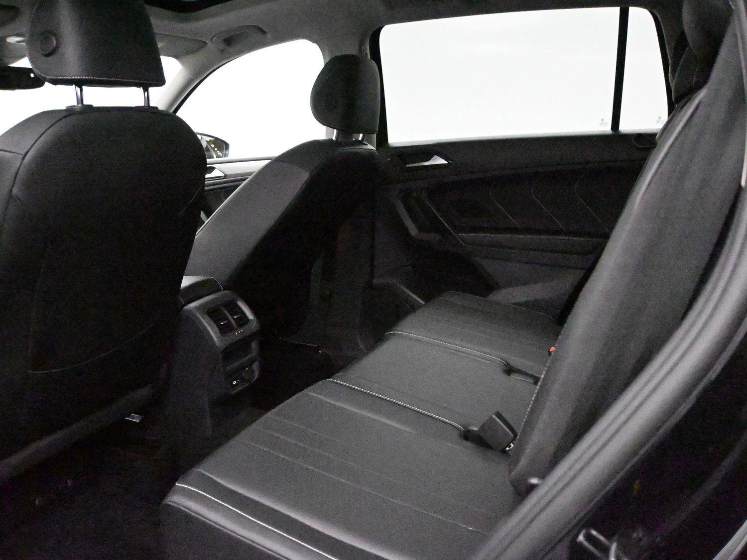 Certified 2022 Volkswagen Tiguan SE w/ Panoramic Sunroof Package AWD/4WD image 9