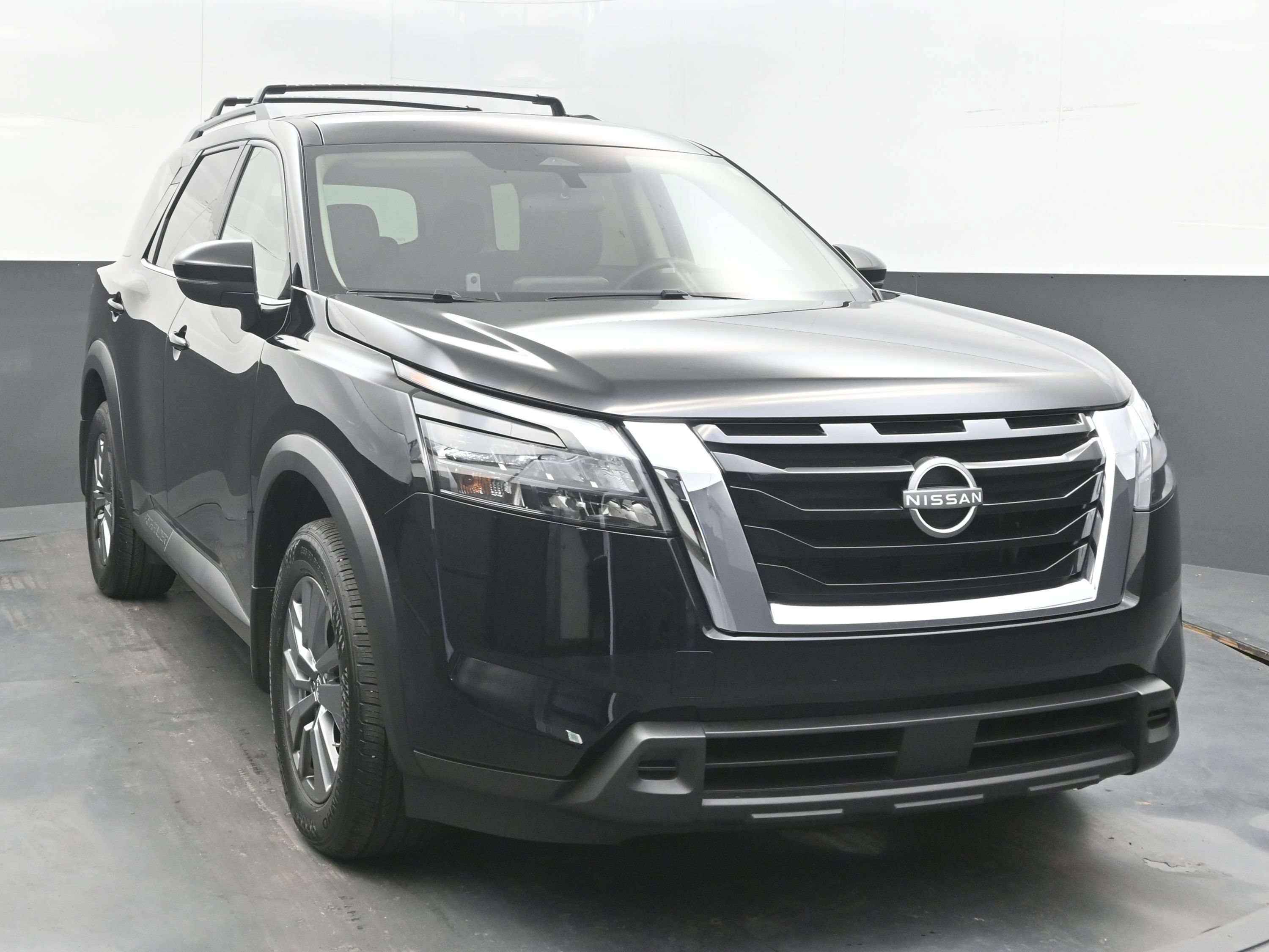 Used 2025 Nissan Pathfinder SV FWD image 2