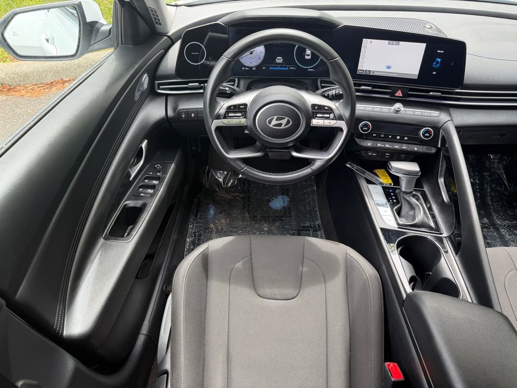 Used 2025 Hyundai Elantra SEL FWD image 15