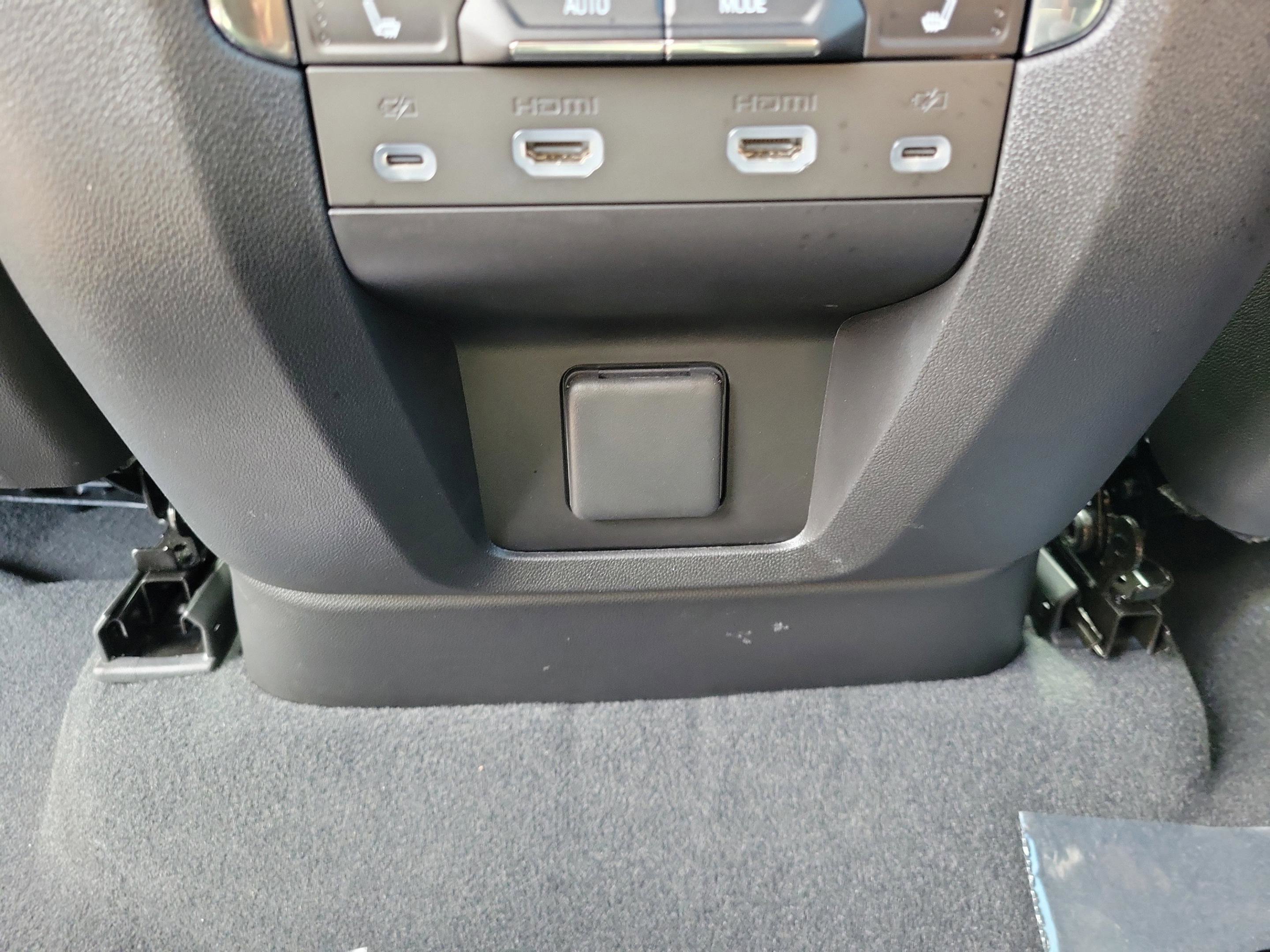 Used 2023 Chevrolet Suburban High Country image 17