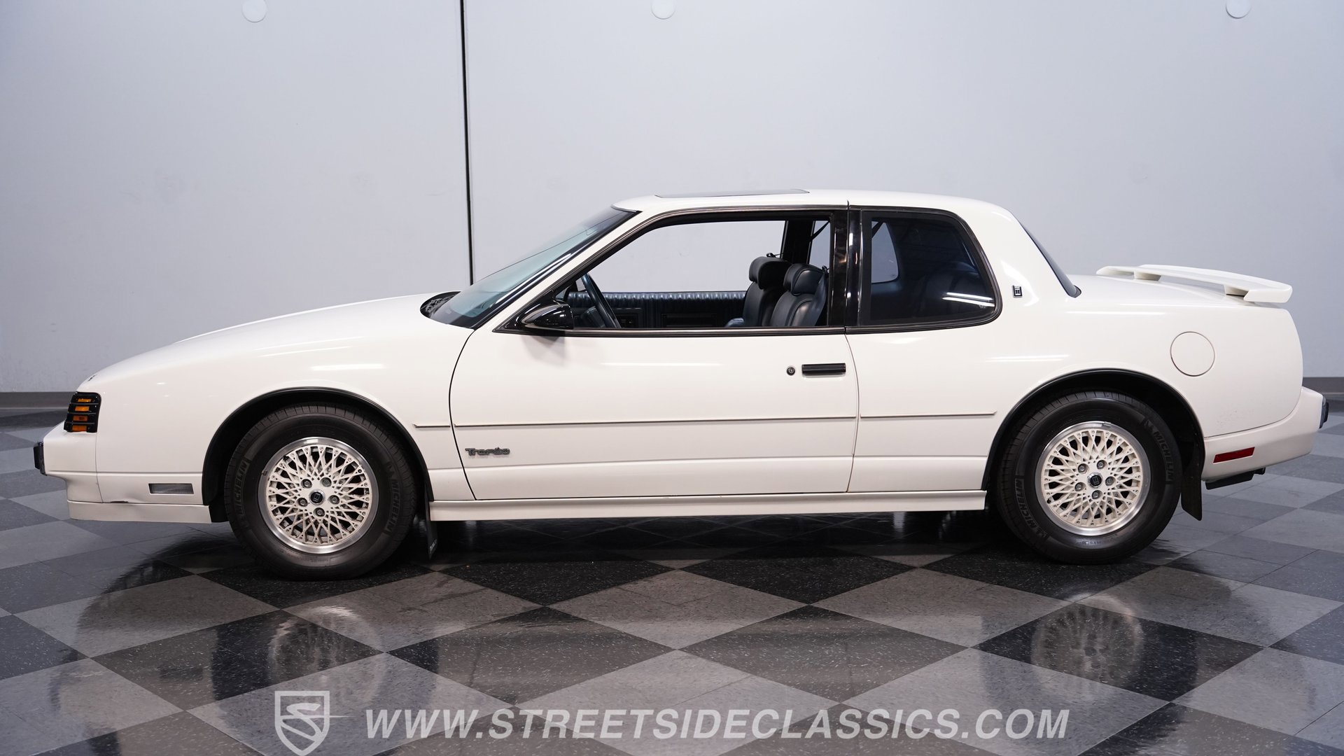 Used 1989 Oldsmobile Toronado Trofeo image 2