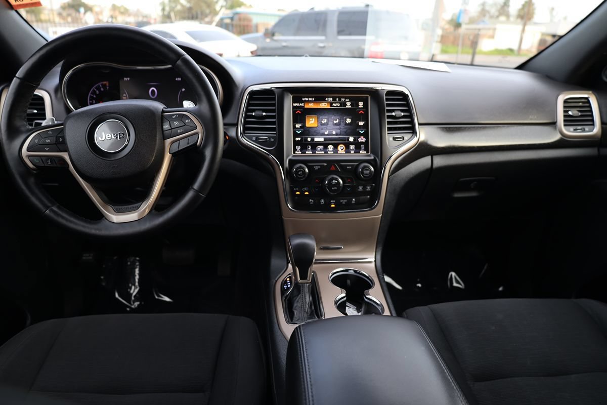 Used 2017 Jeep Grand Cherokee Laredo w/ Quick Order Package 23E AWD/4WD image 19