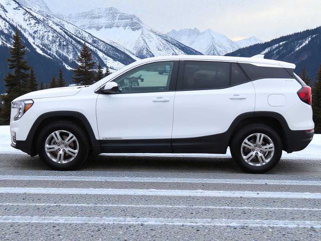 Used 2024 GMC Terrain SLE image 3