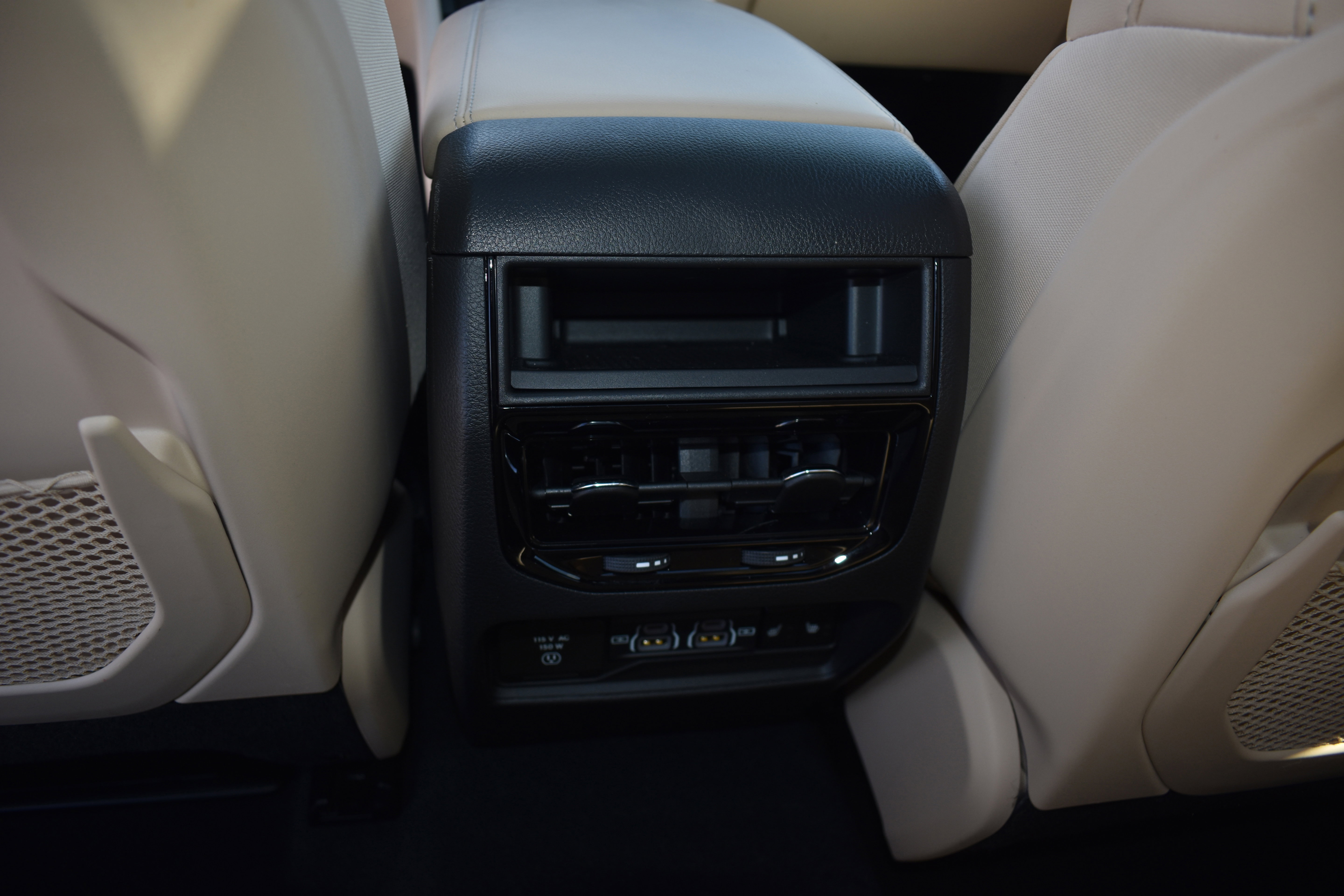 Used 2025 Jeep Grand Cherokee Limited w/ Luxury Tech Group II image 29