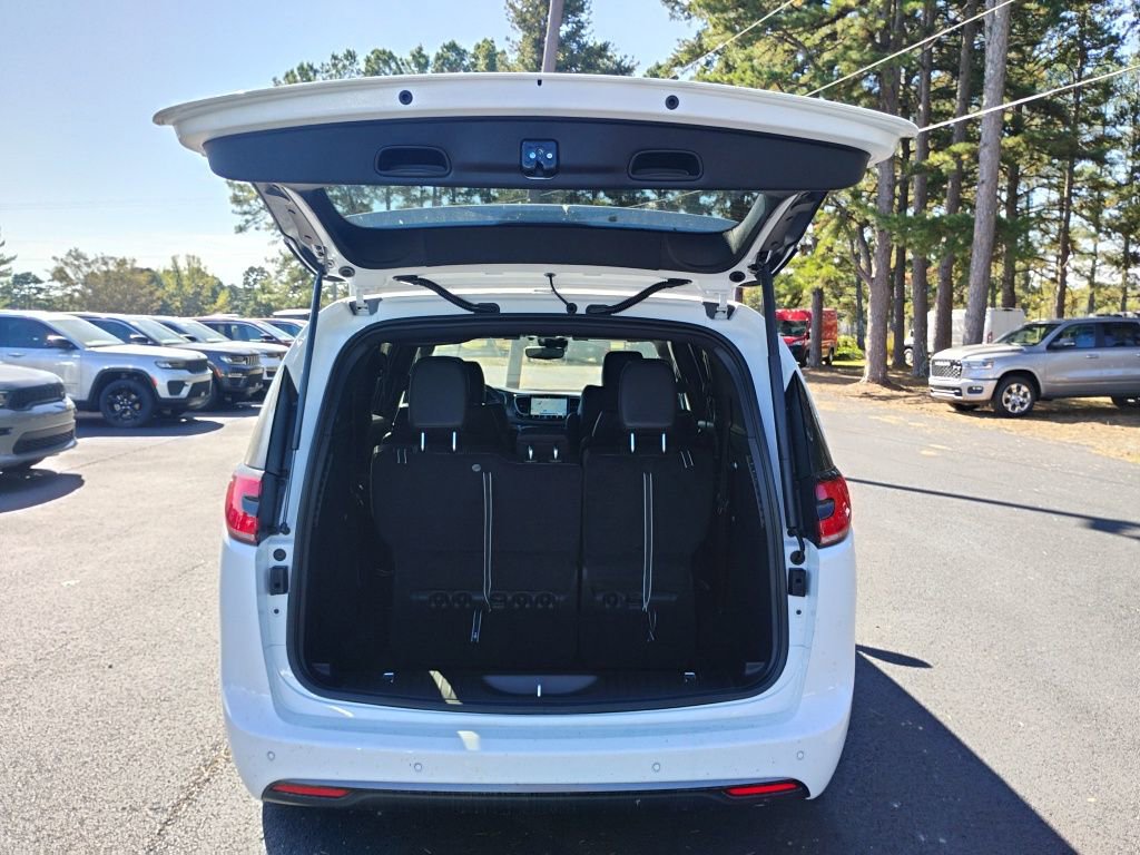 New 2026 Chrysler Pacifica Select image 12