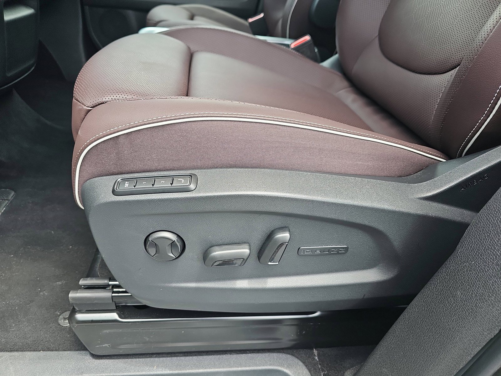 Used 2025 Volkswagen ID. Buzz Pro S RWD image 18