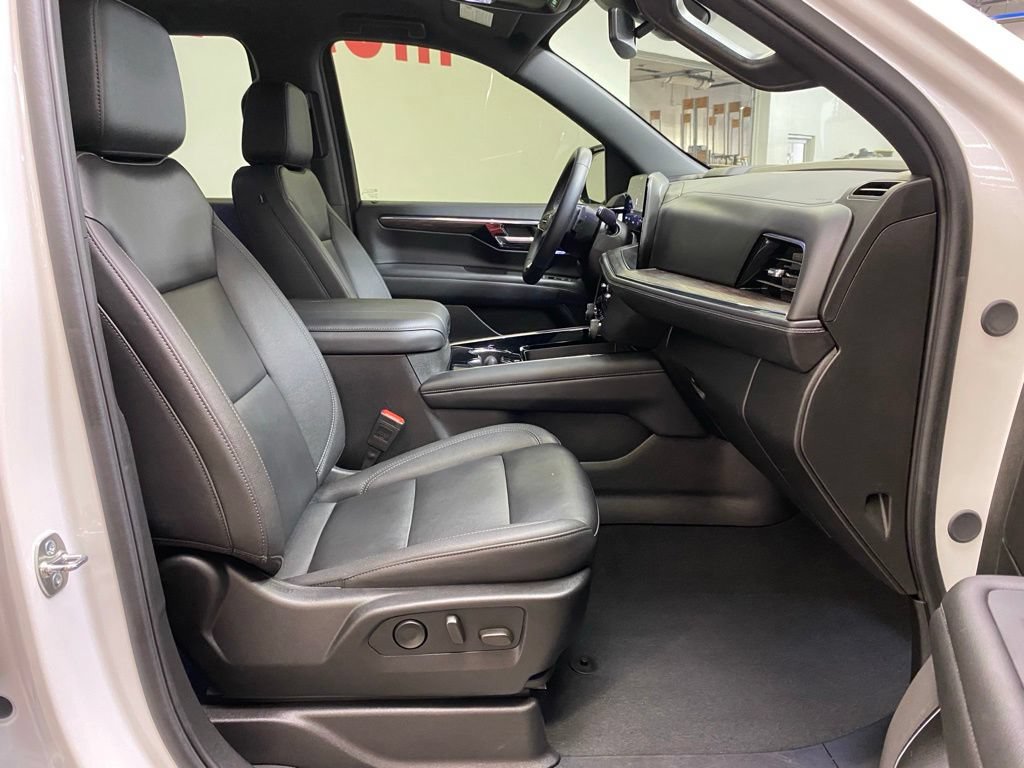 Used 2025 Chevrolet Suburban Z71 AWD/4WD image 15