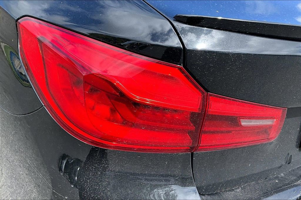 Used 2019 BMW 530e w/ M Sport Package image 32