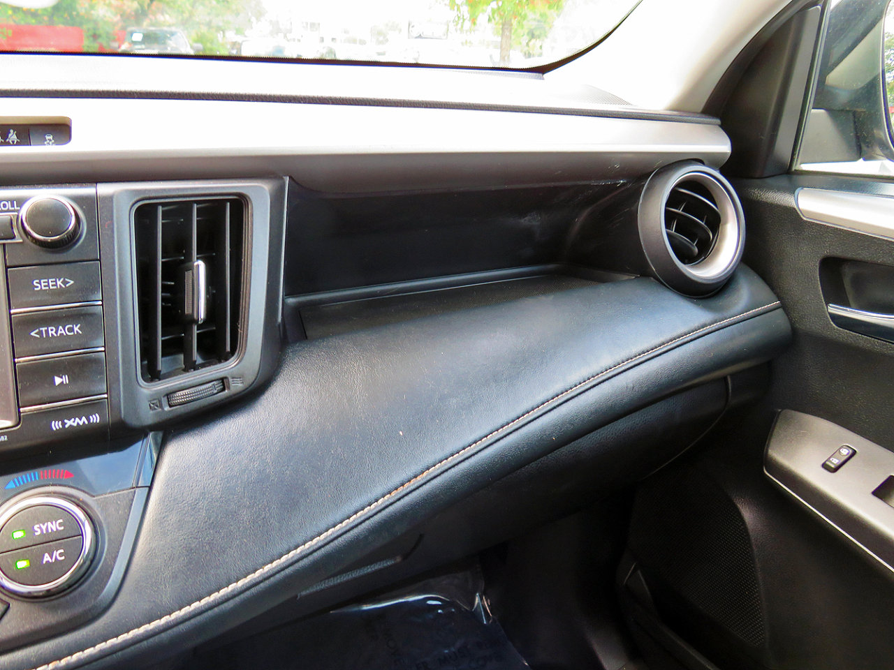 Used 2018 Toyota RAV4 XLE image 31