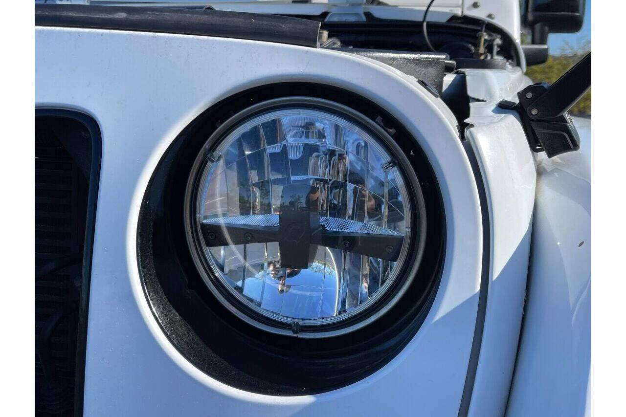 Used 2015 Jeep Wrangler Unlimited Sahara image 18