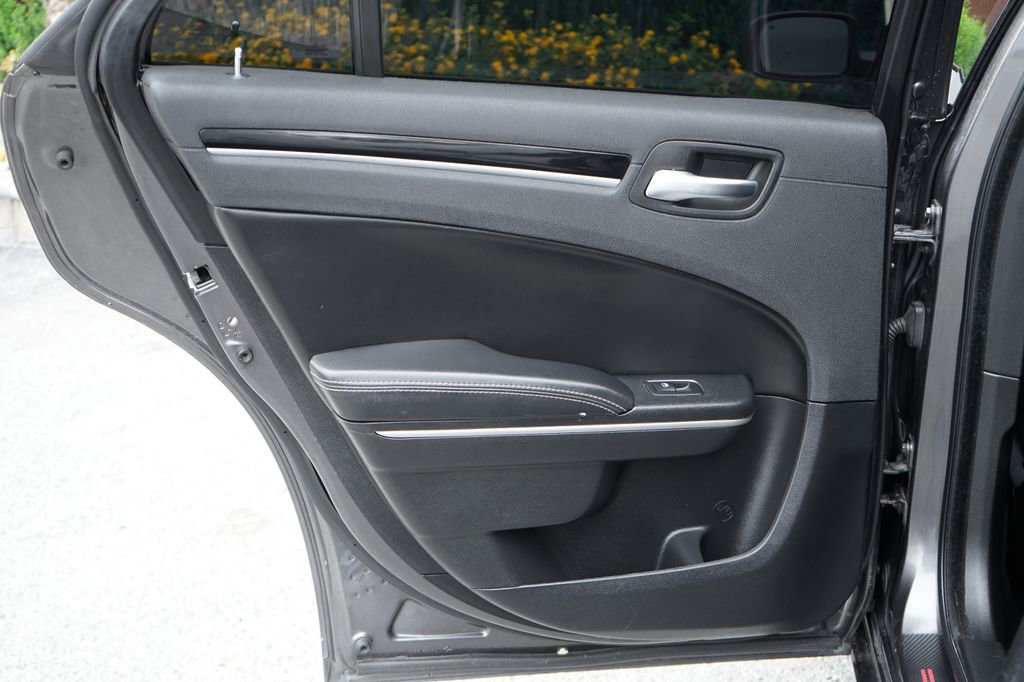 Used 2019 Chrysler 300 S image 31