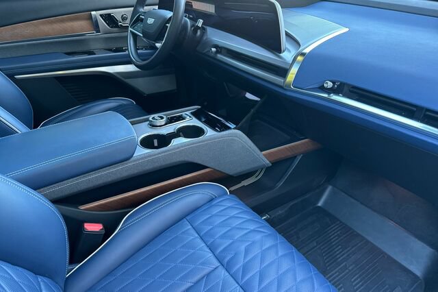 Certified 2026 Cadillac Vistiq Premium Luxury w/ LPO, Floor Liner Package AWD/4WD image 15
