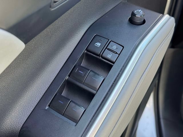 Used 2022 Toyota Highlander XLE AWD/4WD image 23