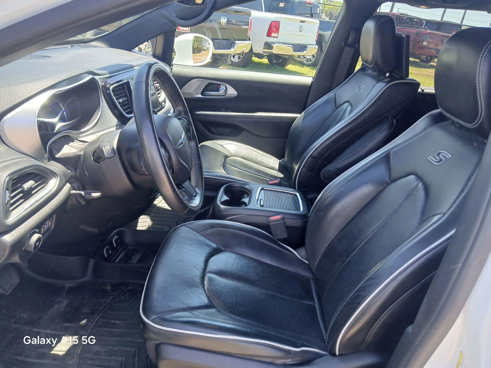 Used 2019 Chrysler Pacifica Limited w/ Advanced Safetytec Group FWD image 9