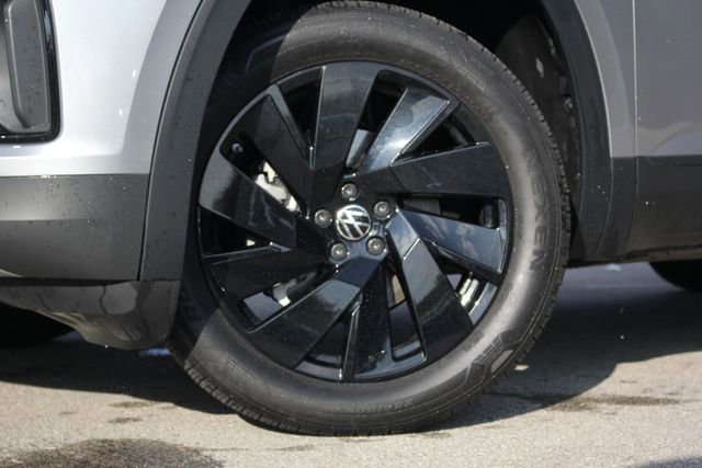 Used 2025 Volkswagen Atlas Cross Sport SE w/ Panoramic Sunroof Package image 3