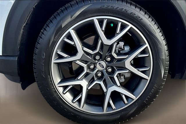 Used 2025 Ford Explorer Platinum w/ Ultimate Package image 7