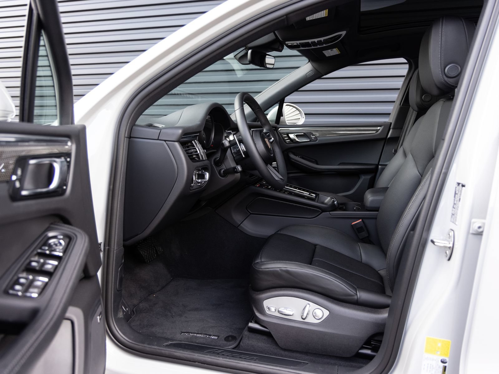 New 2025 Porsche Macan AWD/4WD image 23