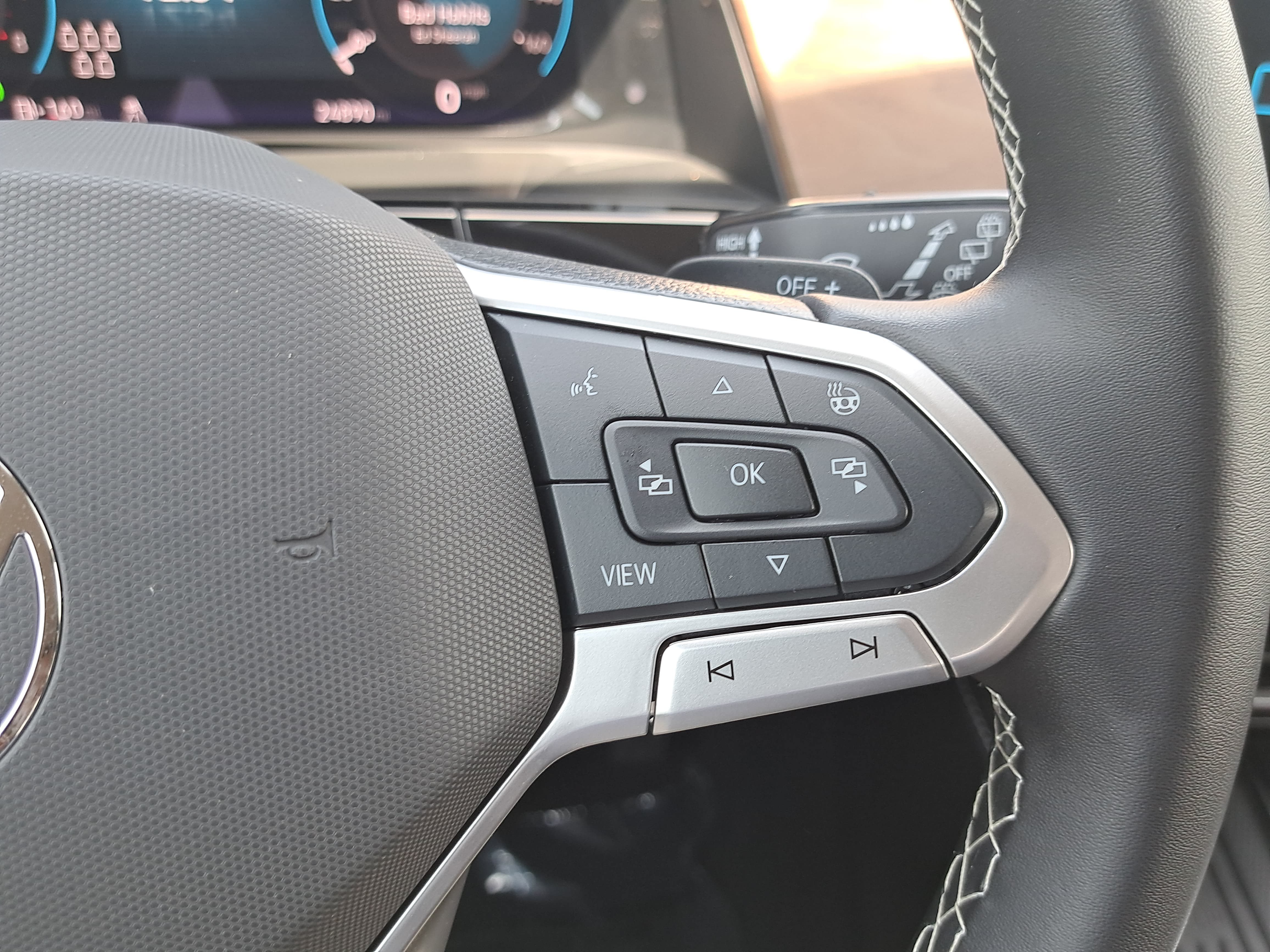 Used 2025 Volkswagen Atlas SE AWD/4WD image 19