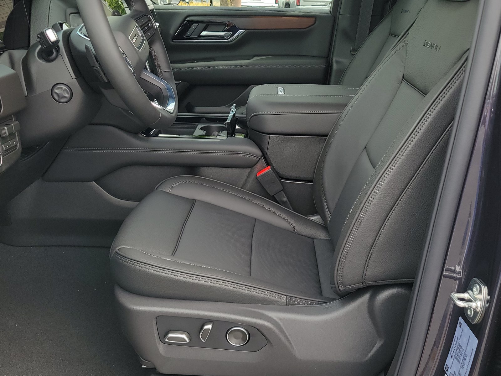 New 2026 GMC Yukon XL Denali w/ Denali Reserve Package AWD/4WD image 6