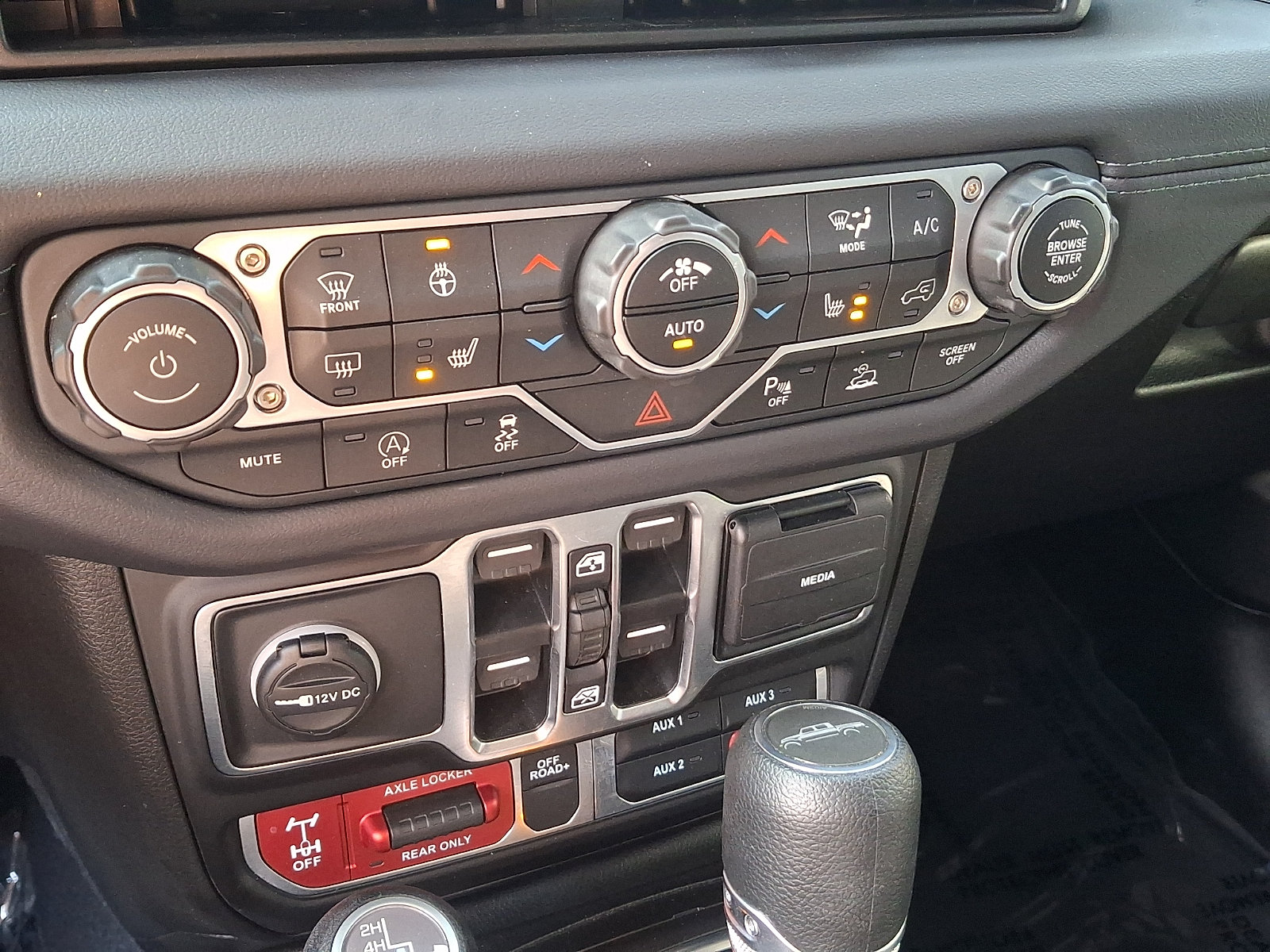 Used 2025 Jeep Gladiator Mojave w/ Safety Group AWD/4WD image 15