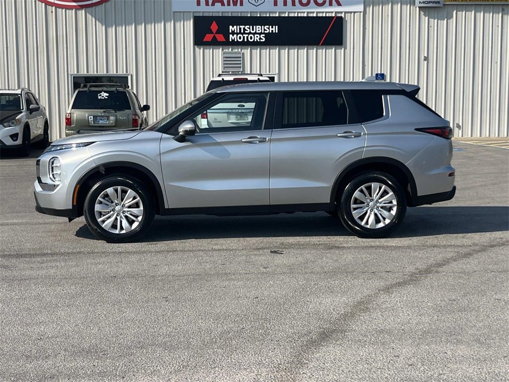 New 2025 Mitsubishi Outlander ES image 2
