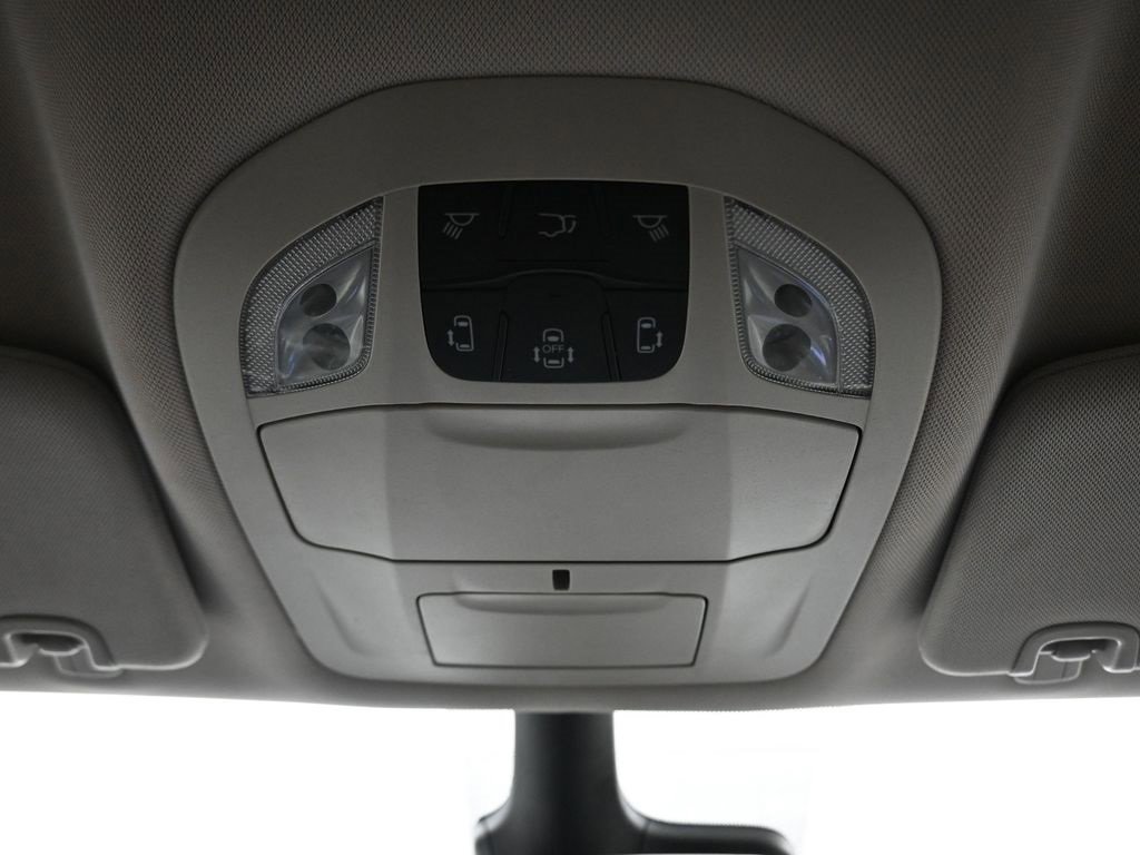 Used 2023 Chrysler Voyager LX image 28